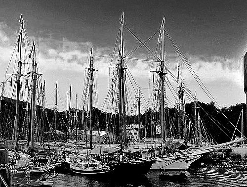 Voilier habitable naviguant au large de la côte catalane